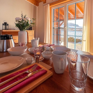 eifelchalet-niederehe-wohnbereich_fruehstueck